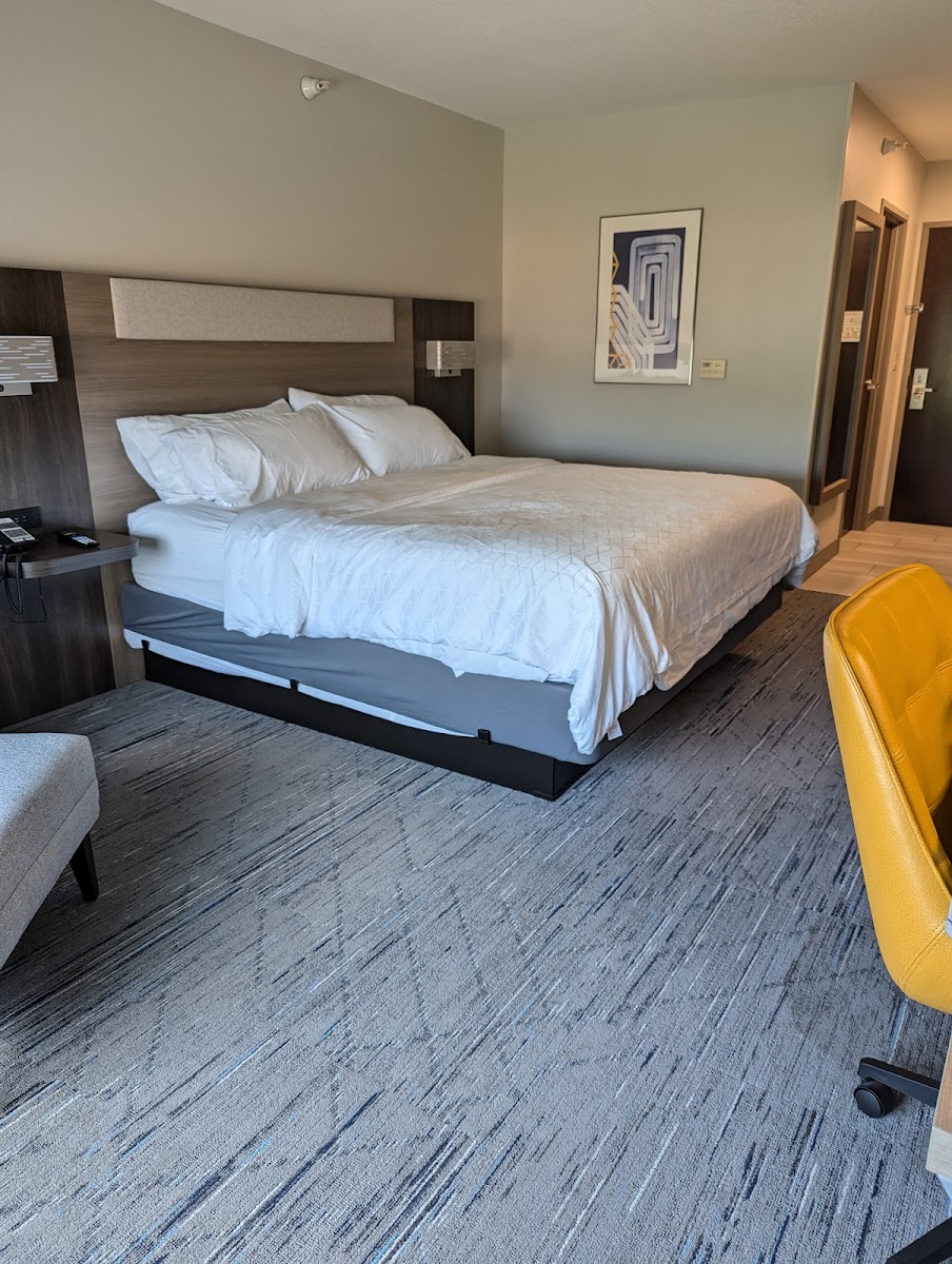 Holiday Inn Express & Suites Fairmont photo 2