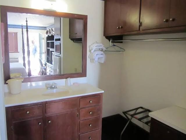 Warrick Plaza Inn photo 2