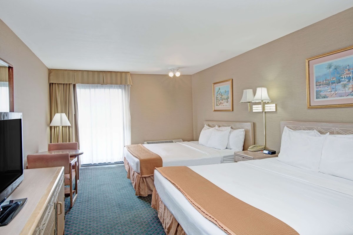 Howard Johnson by Wyndham Torrance photo 2