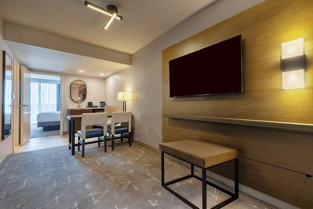 Embassy Suites by Hilton Tulsa I-44 photo 2