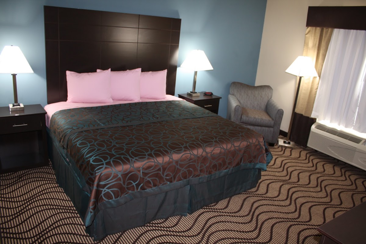 La Plaza Inn & Suites photo 2