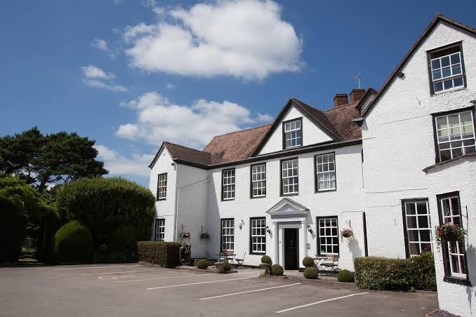 OYO The Evesham Hotel