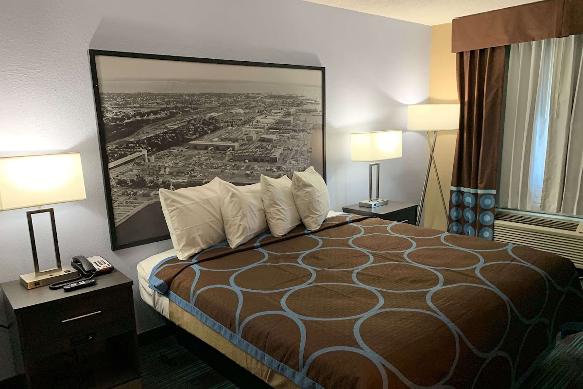 Super 8 by Wyndham Newport News photo 2
