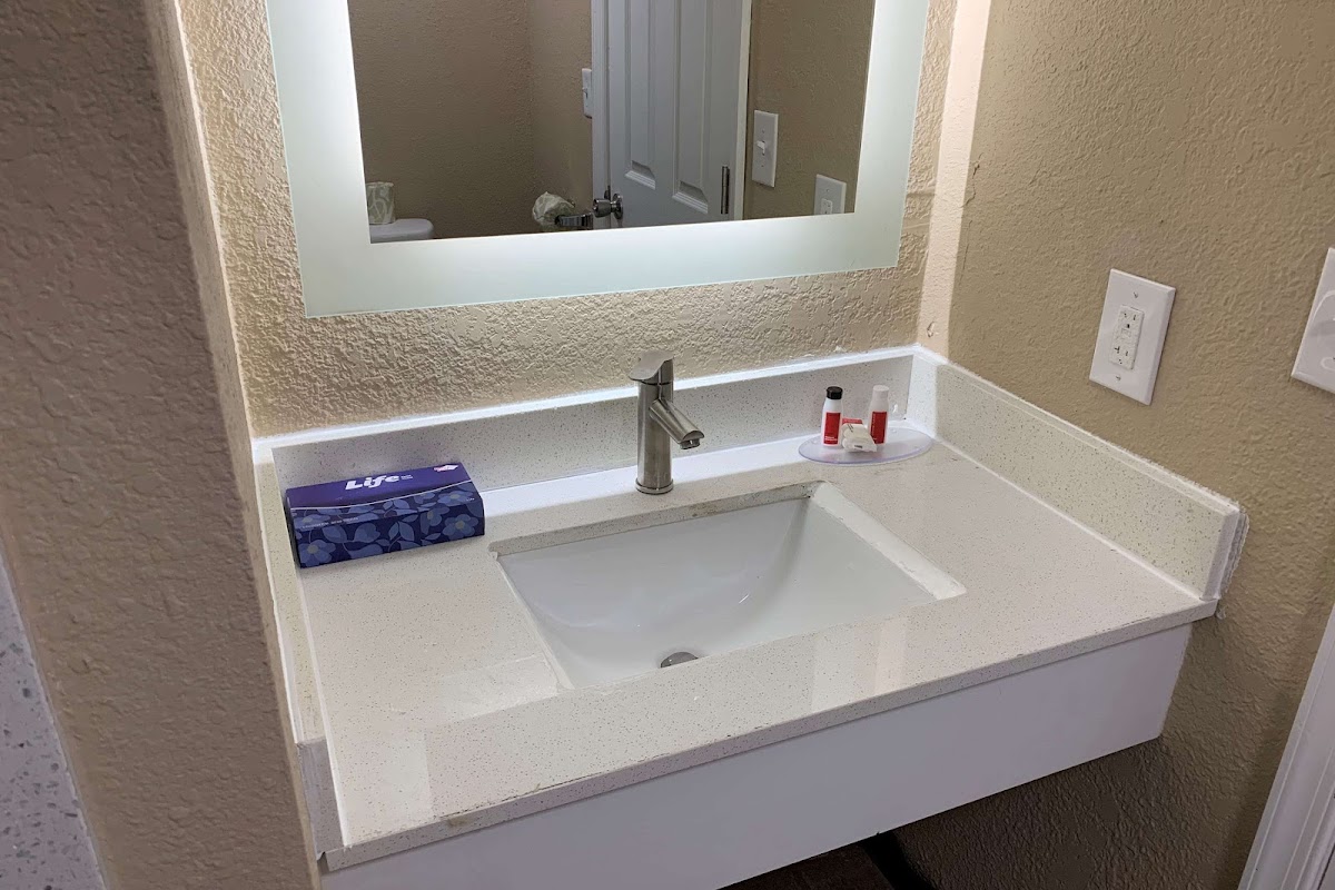 Super 8 by Wyndham Newport News photo 3