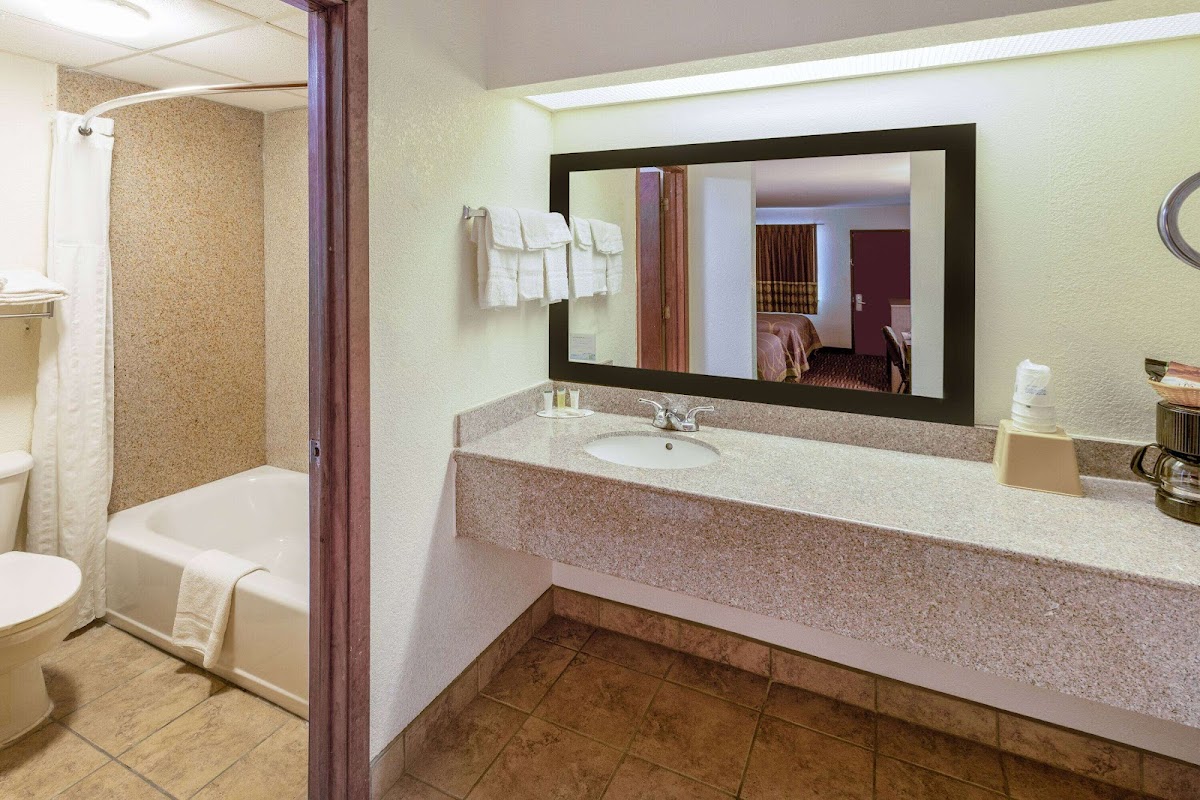 Super 8 by Wyndham Seguin photo 3