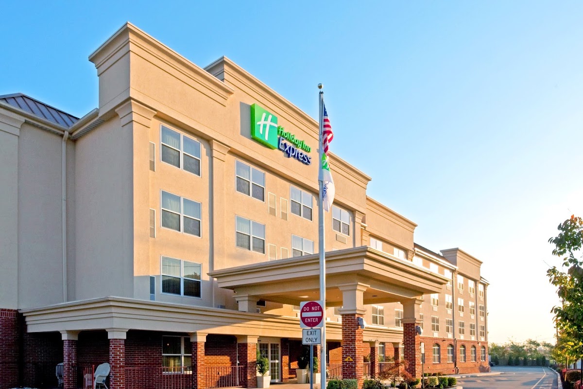 Holiday Inn Express & Suites Woodbridge by IHG