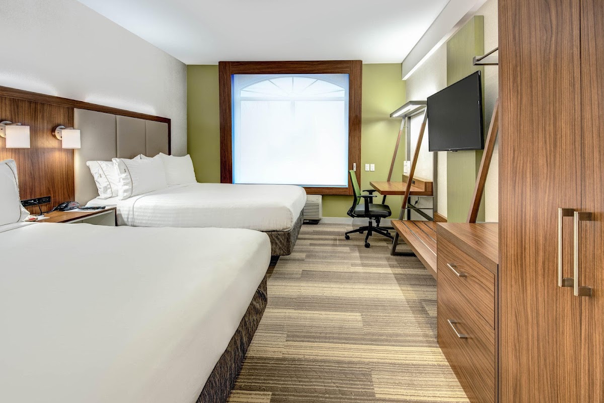 Holiday Inn Express & Suites Woodbridge by IHG photo 2