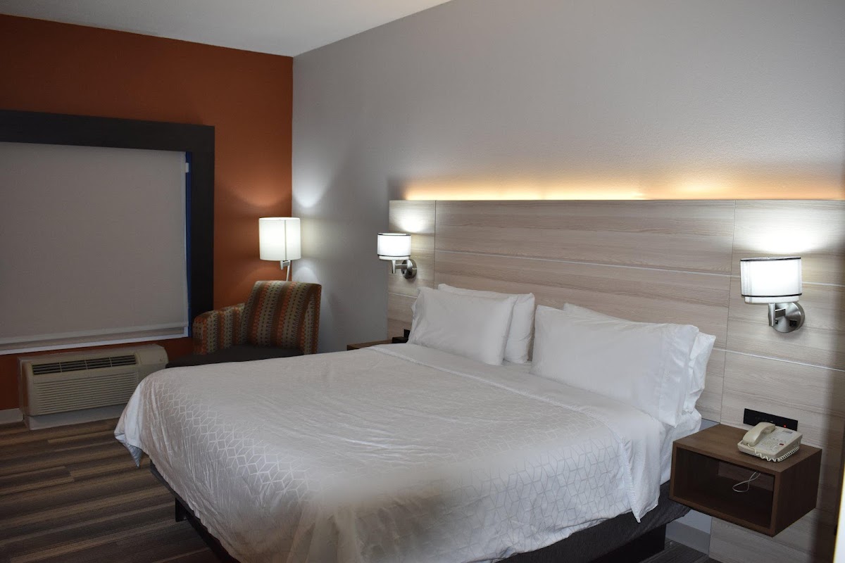 Holiday Inn Express & Suites McPherson by IHG photo 2