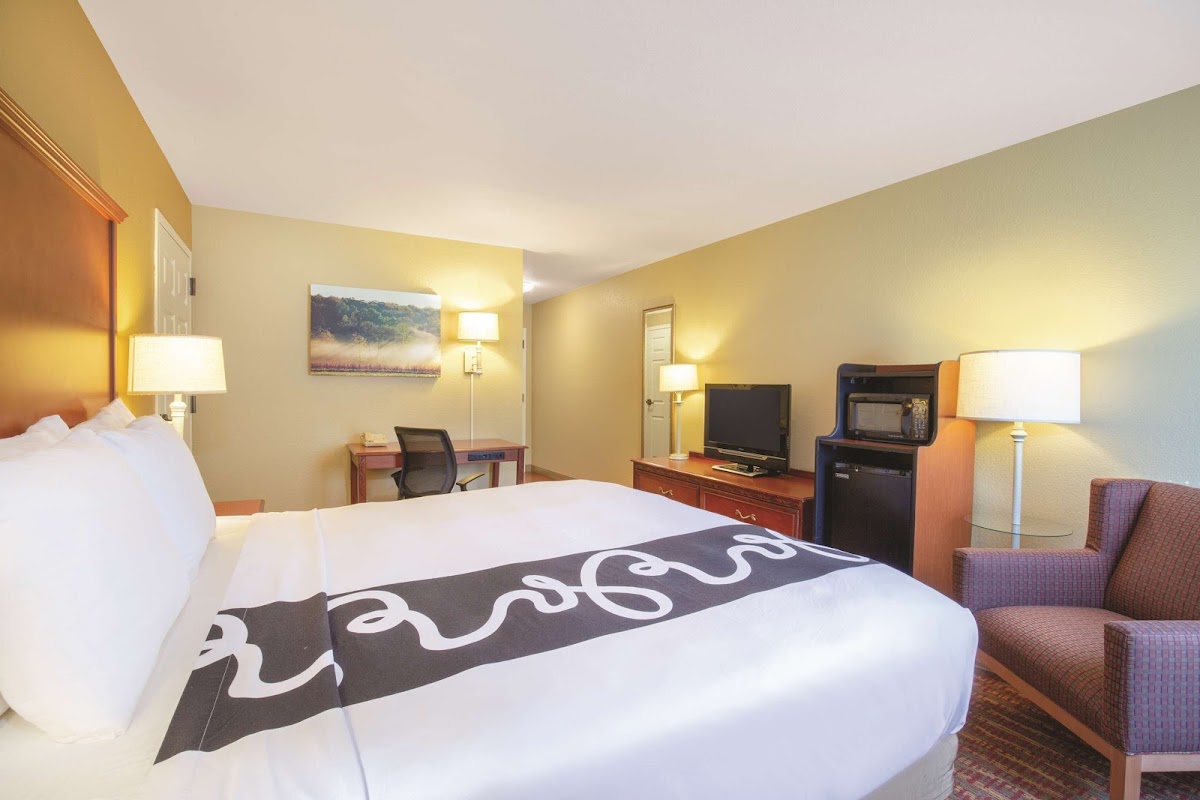 La Quinta Inn & Suites by Wyndham Bentonville photo 2