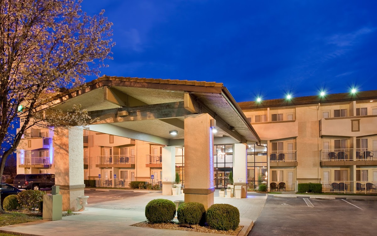 Holiday Inn Express & Suites Branson 76 Central