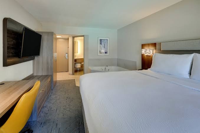Holiday Inn Express & Suites Branson 76 Central photo 3