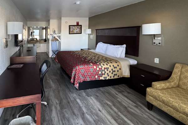 Econo Lodge Inn & Suites Macon North photo 3
