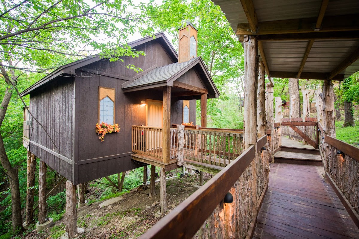 Oak Crest Treehouses and Cottages