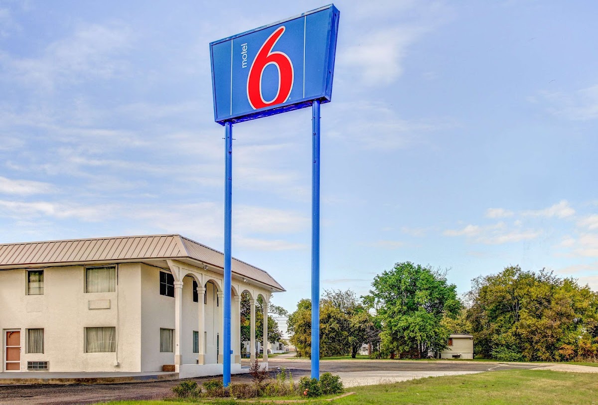Motel 6 Waco, TX - Lacey Lakeview
