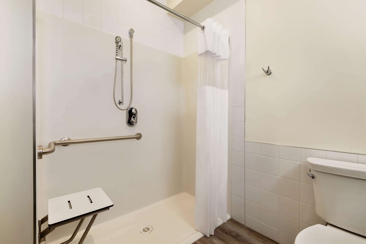 Days Inn by Wyndham 100 Mile House photo 3