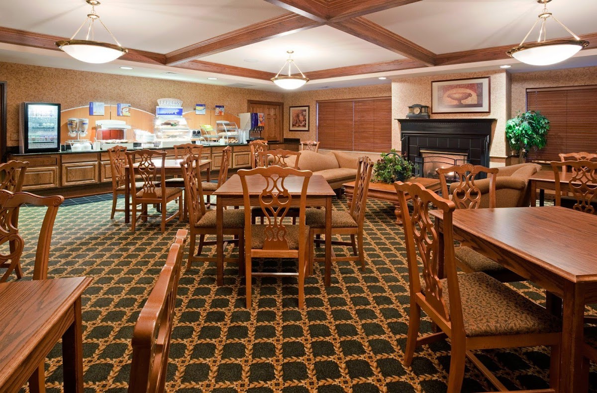 Holiday Inn Express & Suites Oshkosh-Sr 41 by IHG photo 2