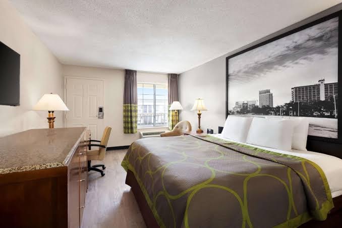 Super 8 by Wyndham Gulfport Biloxi Airport photo 2