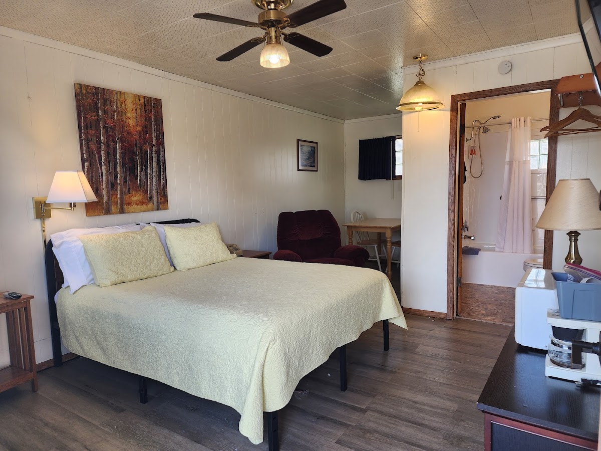 Lazy B Motel photo 2