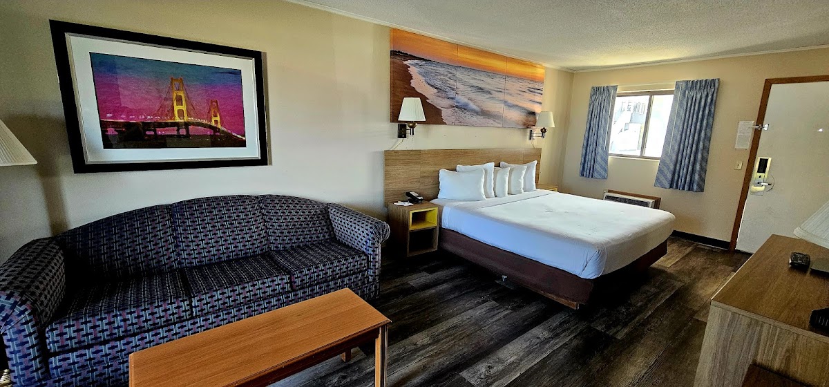 Days Inn by Wyndham Mackinaw City - Lakeview photo 2