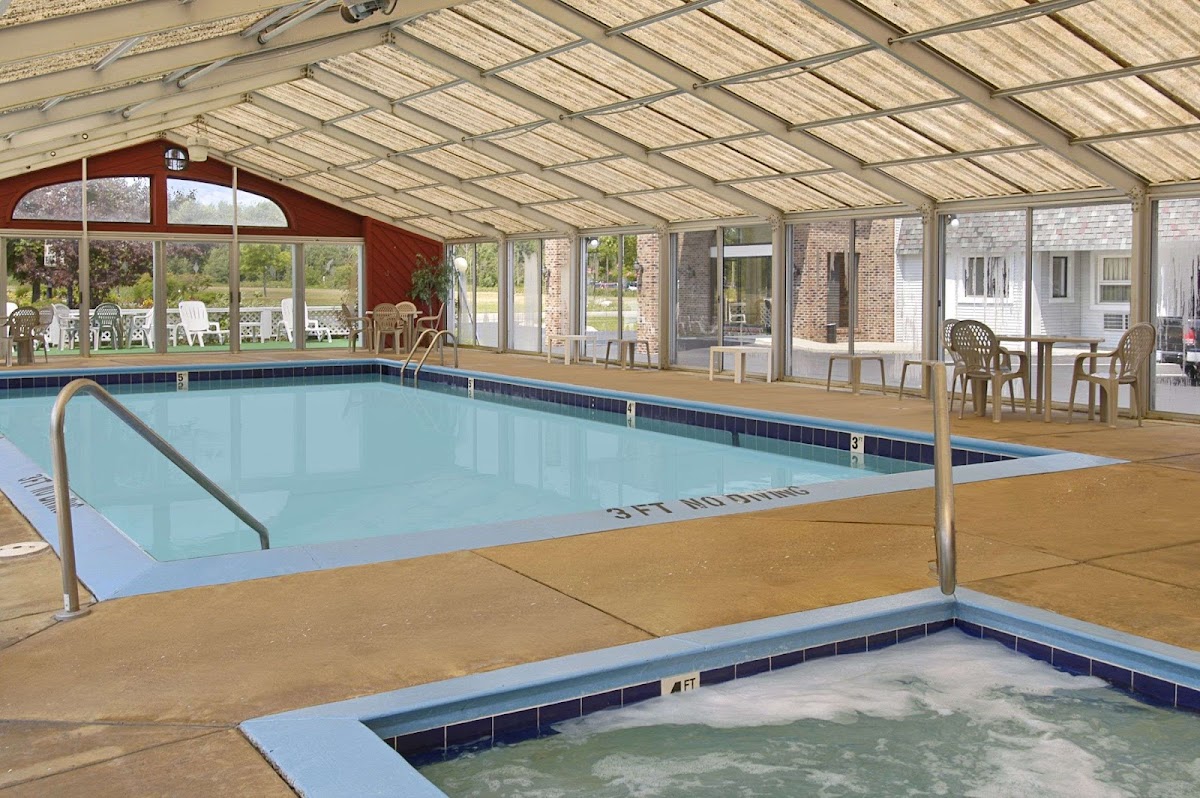 Days Inn by Wyndham Mackinaw City - Lakeview photo 3
