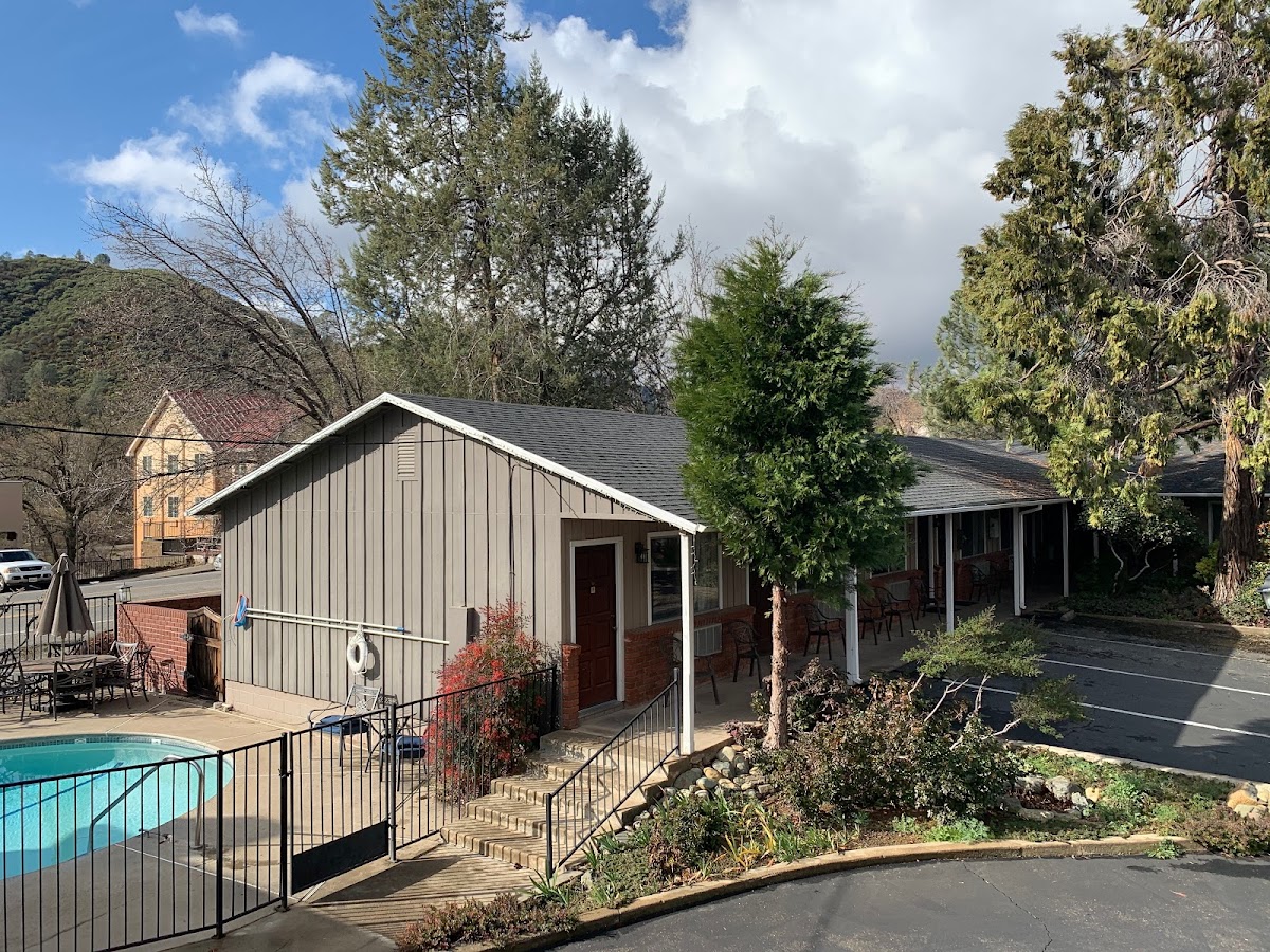 Mariposa Lodge