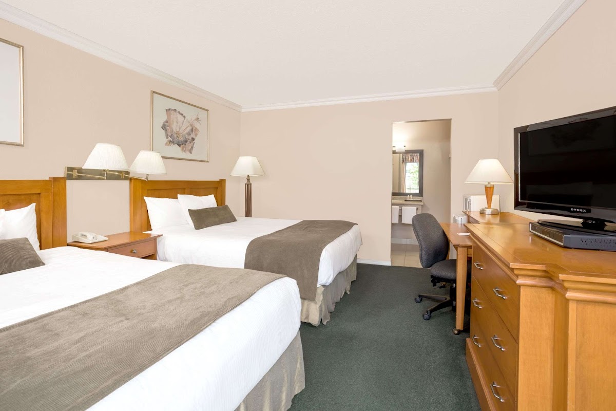 Howard Johnson by Wyndham Downtown Kamloops photo 2