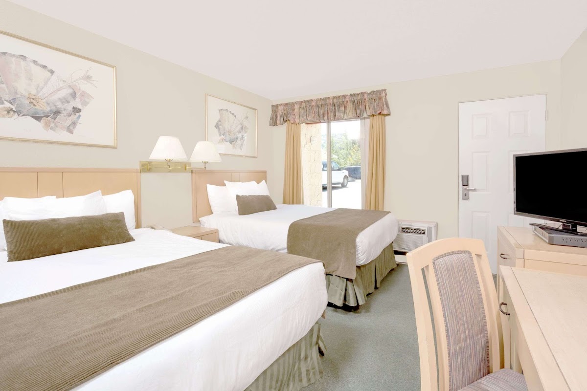 Howard Johnson by Wyndham Downtown Kamloops photo 3