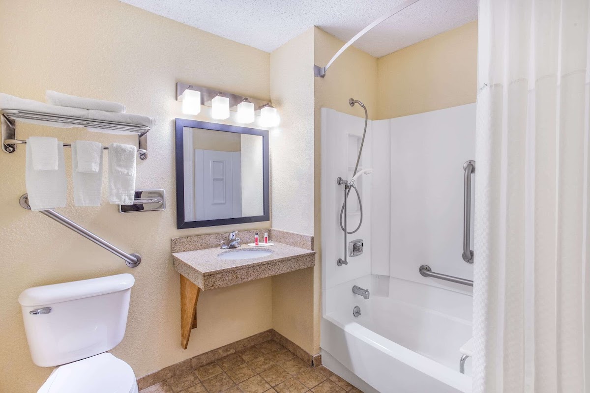 Super 8 by Wyndham Decorah photo 3