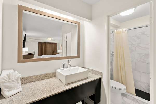 Clarion Pointe Kennesaw Town Center photo 3