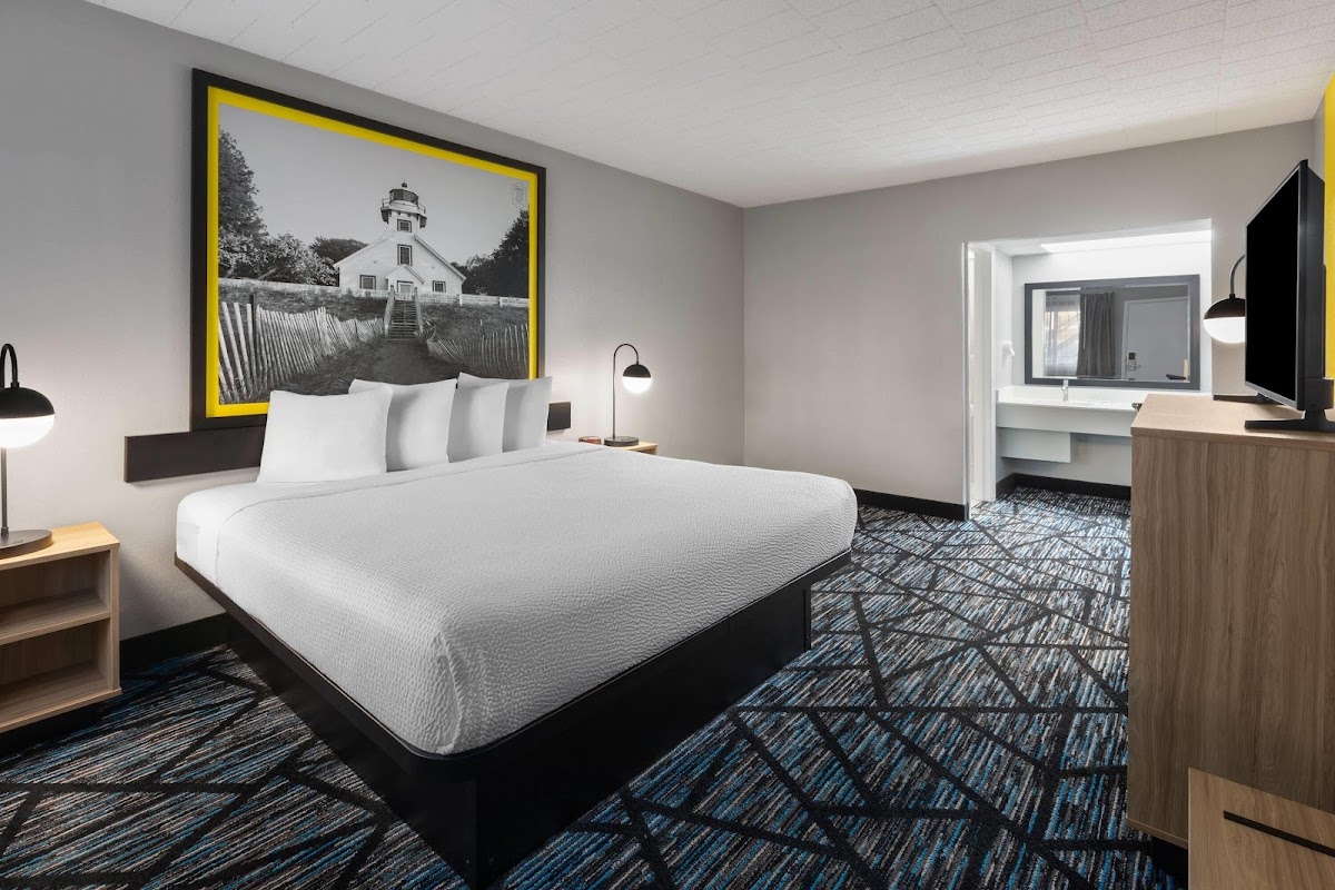 Super 8 by Wyndham Traverse City photo 2