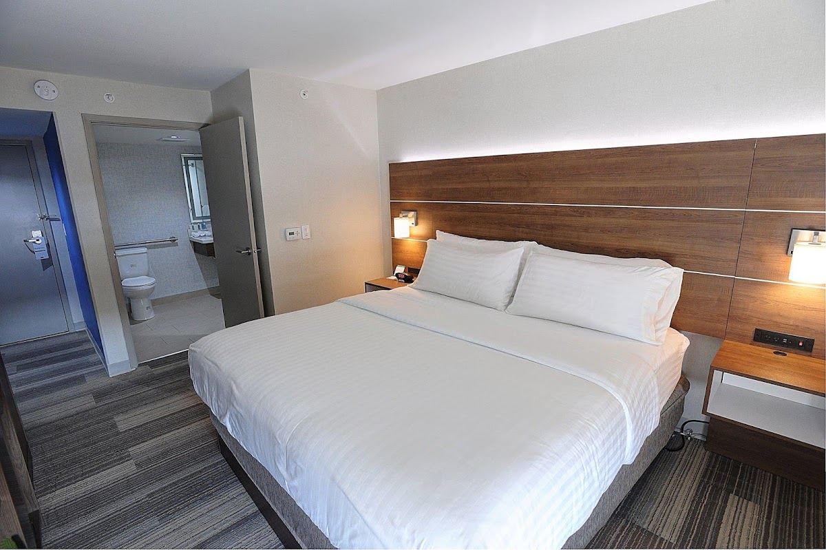 Holiday Inn Express & Suites Toronto Airport West by IHG photo 2