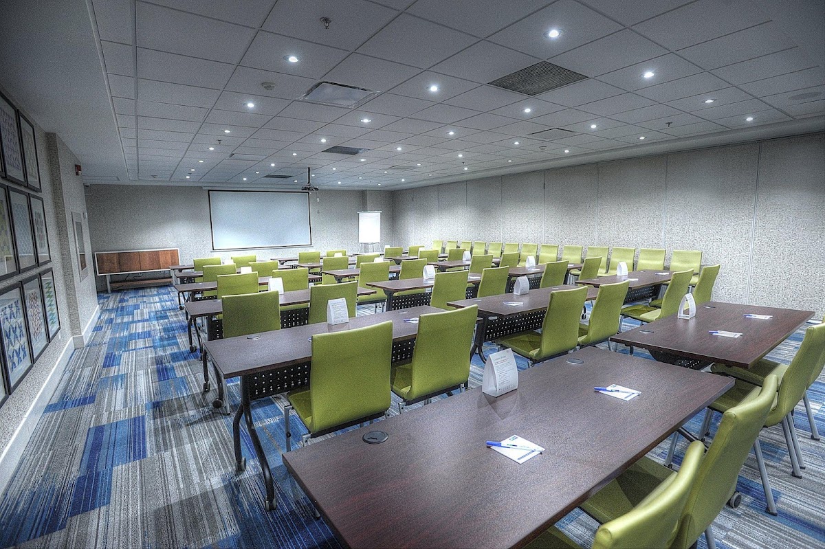 Holiday Inn Express & Suites Toronto Airport West by IHG photo 3