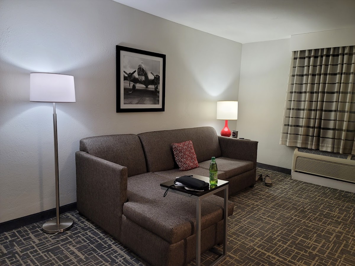 La Quinta Inn & Suites by Wyndham Atlanta Airport South photo 2