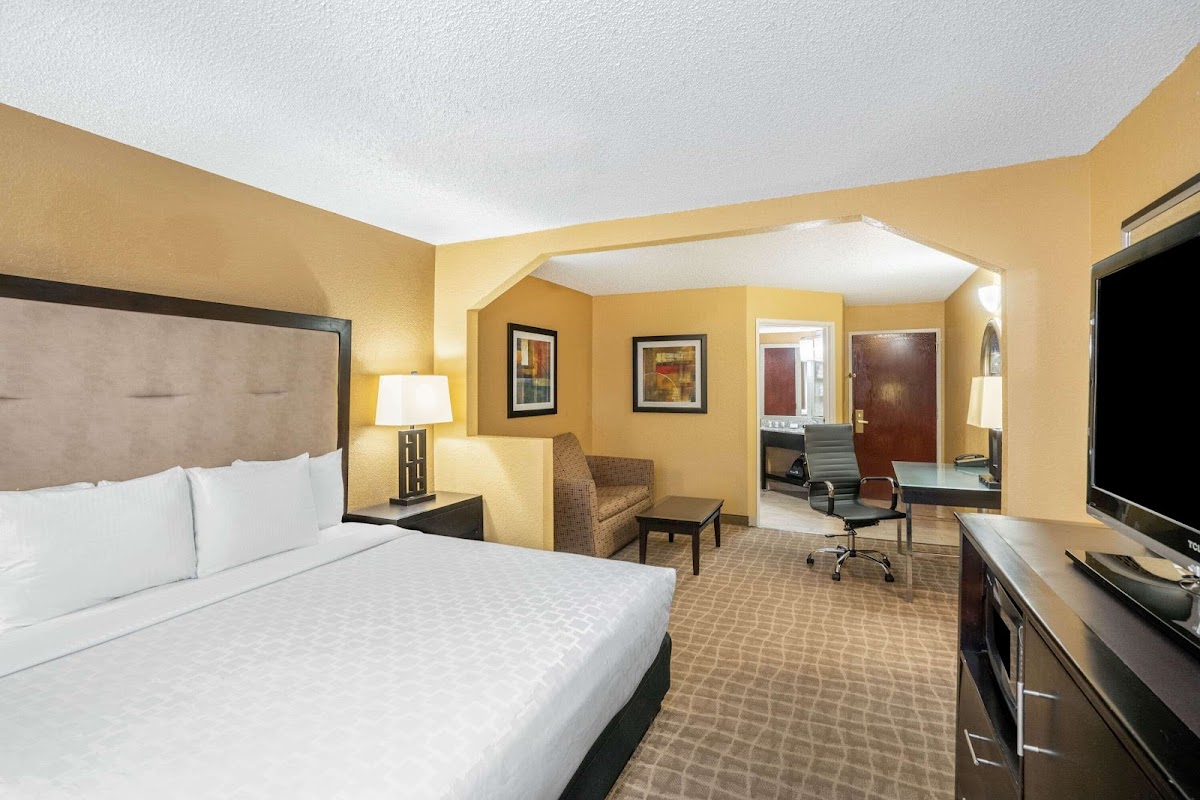 La Quinta Inn & Suites by Wyndham Hot Springs photo 2