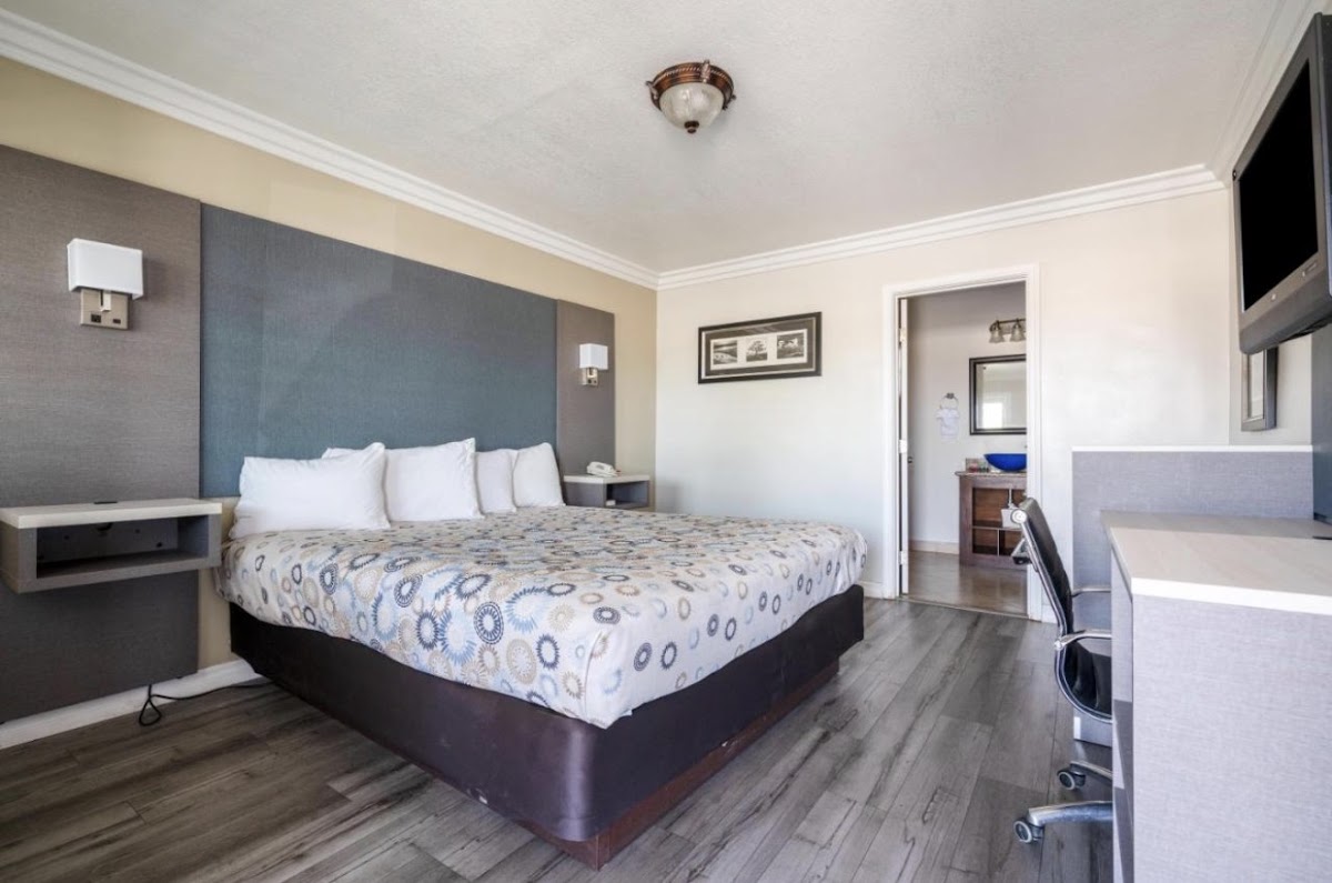 Solaire Inn & Suites photo 2