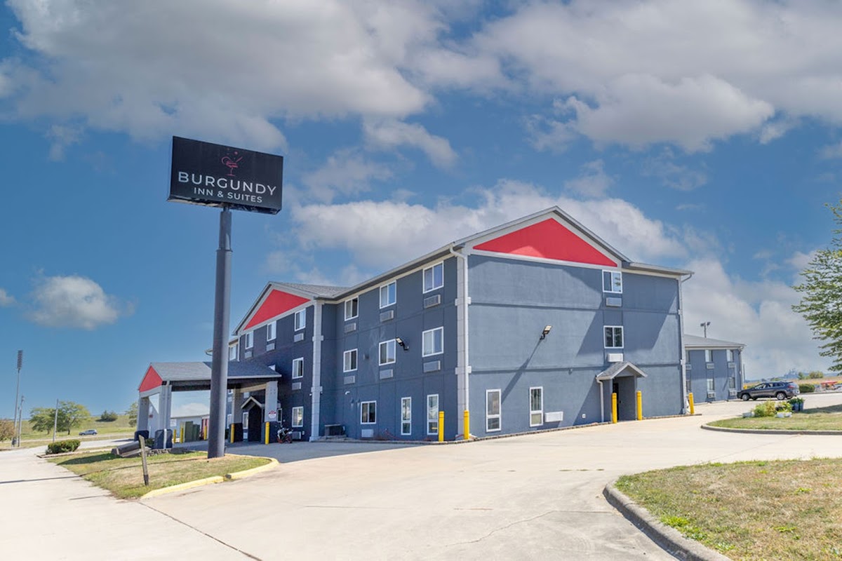 BURGUNDY INN & SUITES