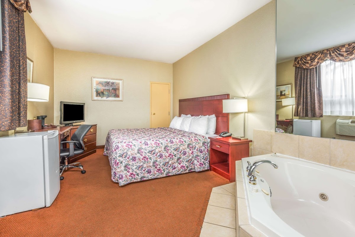 Howard Johnson by Wyndham Toronto Downtown West photo 2