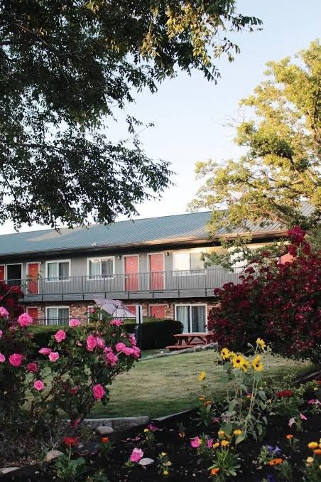 Days Inn by Wyndham Show Low photo 3