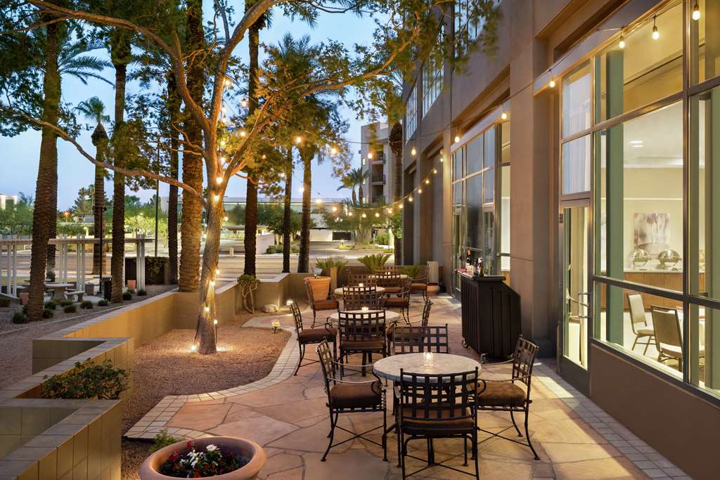 Embassy Suites by Hilton Phoenix Downtown North photo 2