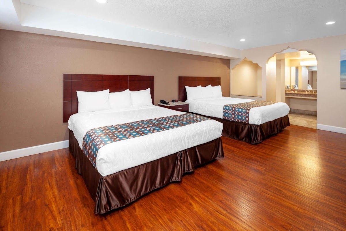 Travelodge by Wyndham Harbor City photo 2