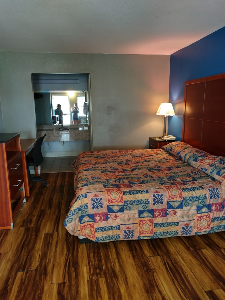Rest Inn & Suites photo 2