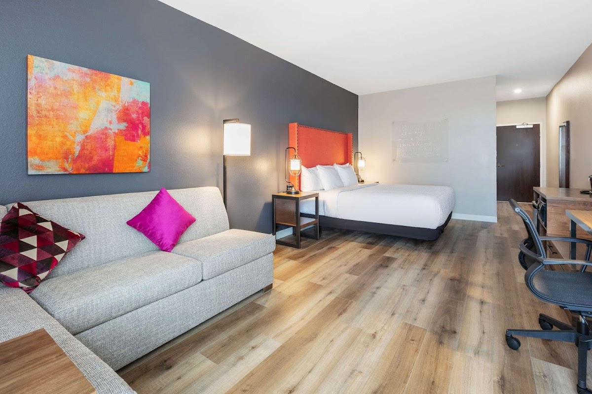 La Quinta Inn & Suites by Wyndham Lewisville photo 2