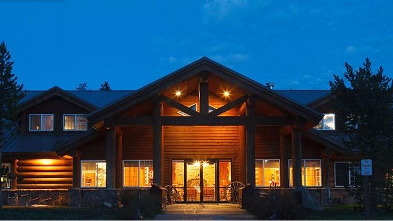 Headwaters Lodge & Cabins