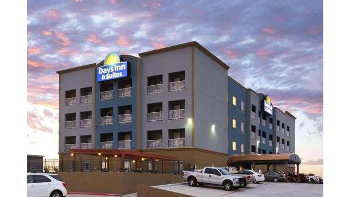 Days Inn & Suites by Wyndham Galveston West/Seawall