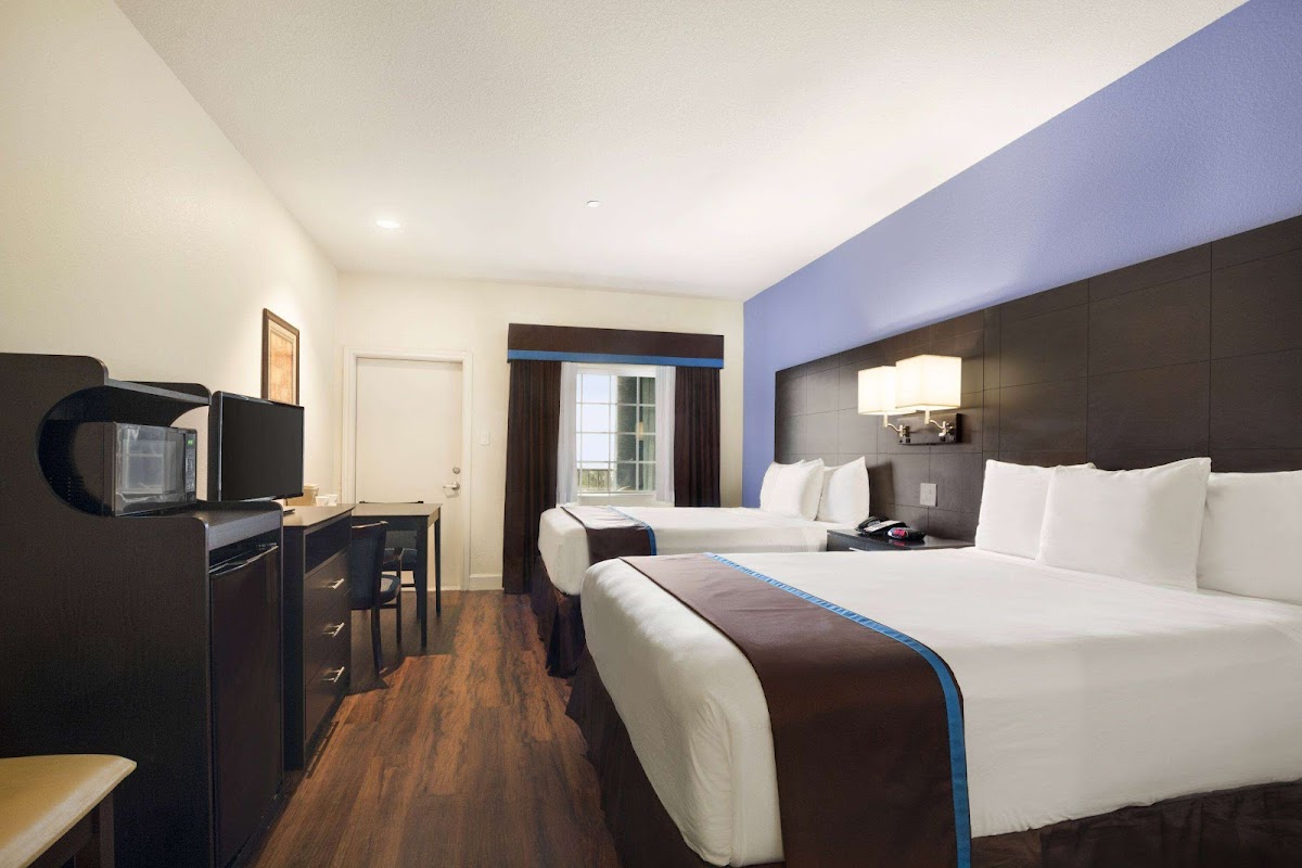Days Inn & Suites by Wyndham Galveston West/Seawall photo 2