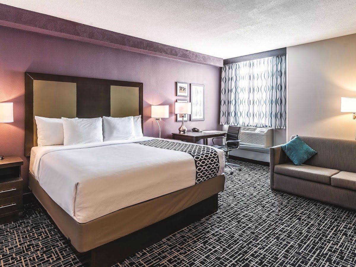 La Quinta Inn & Suites by Wyndham Colorado Springs North photo 2