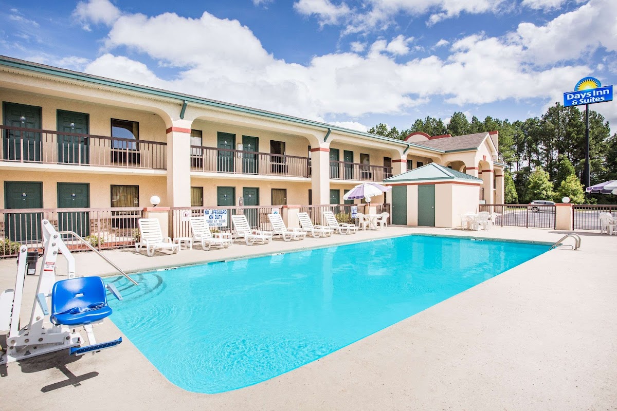 Days Inn & Suites by Wyndham Columbia Airport