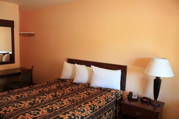 Gold Trail Motor Lodge photo 2