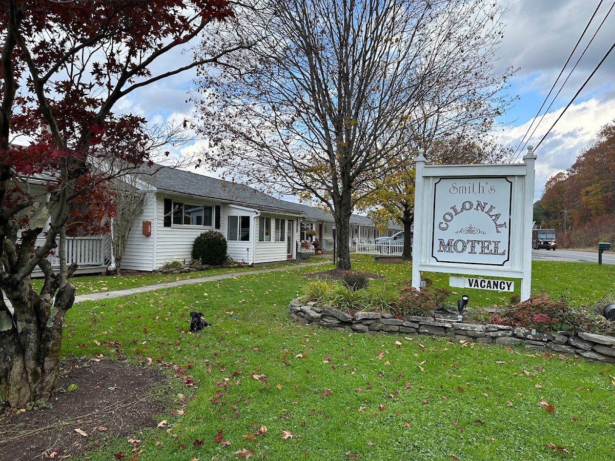 Smith's Colonial Motel