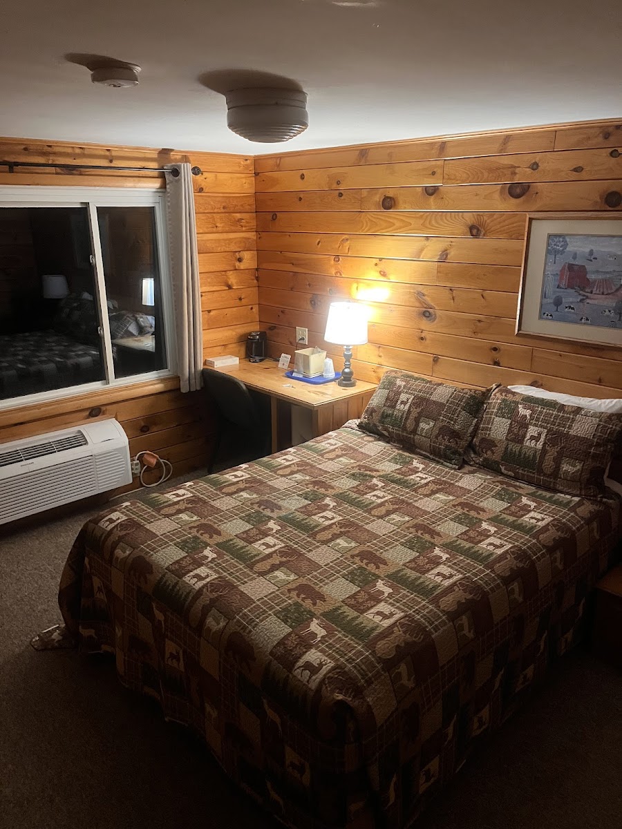 Smith's Colonial Motel photo 2